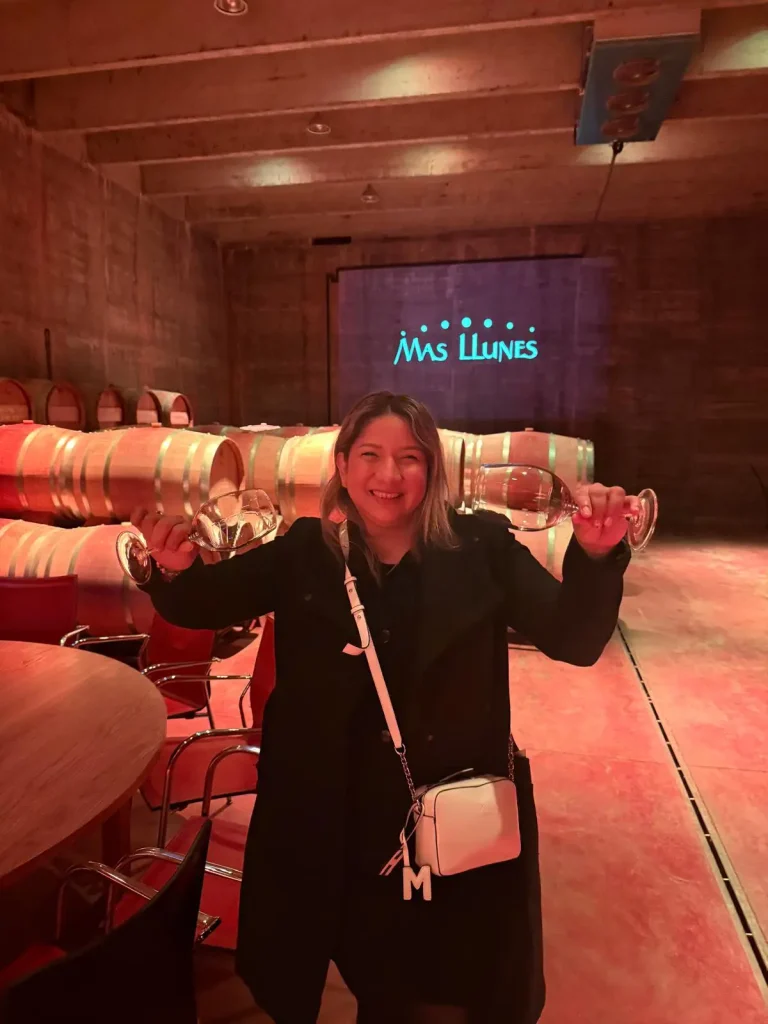 disfrutando cata en bodega mas llunes