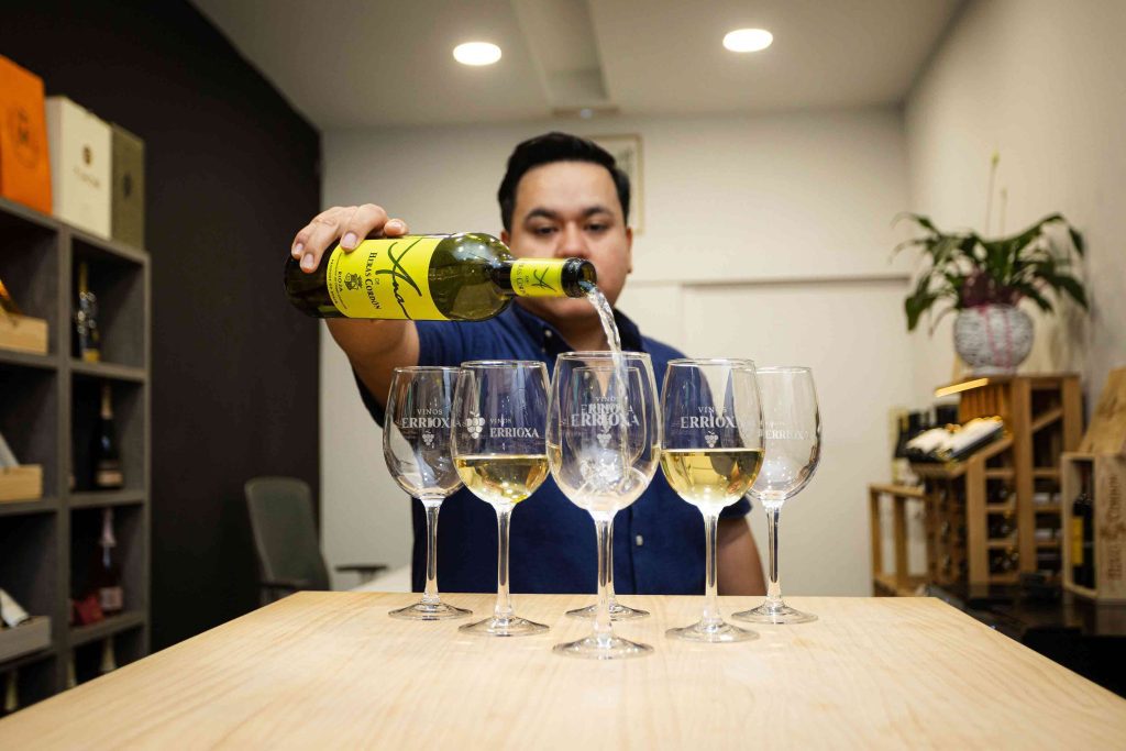 Cómo servir un vino en la mesa