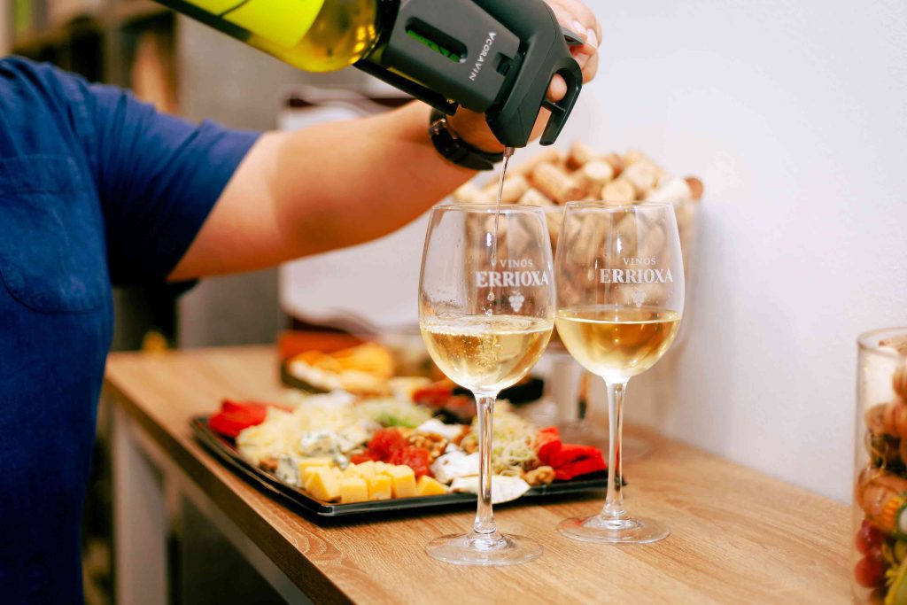 Cómo servir un vino en un restaurante