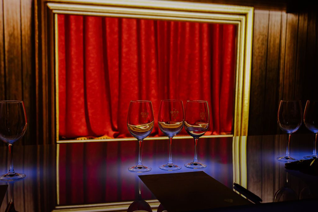 %Errioxa tienda de vinos en figueres% Aromas proyecciones y vino en una experiencia unica