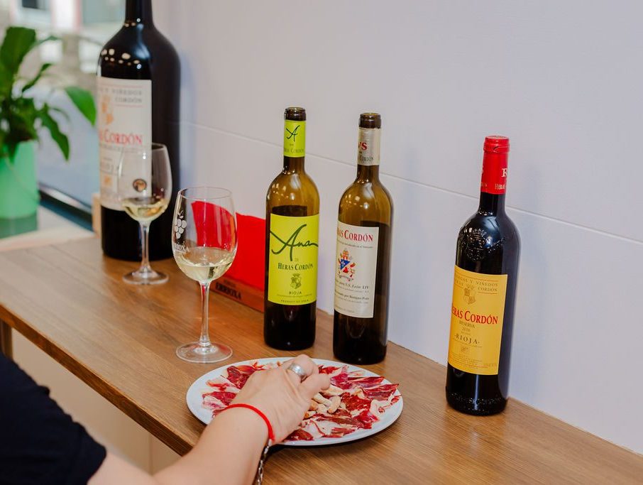 %Errioxa tienda de vinos en figueres% La primera cata de vinos inmersiva de lEmporda e1780480468788